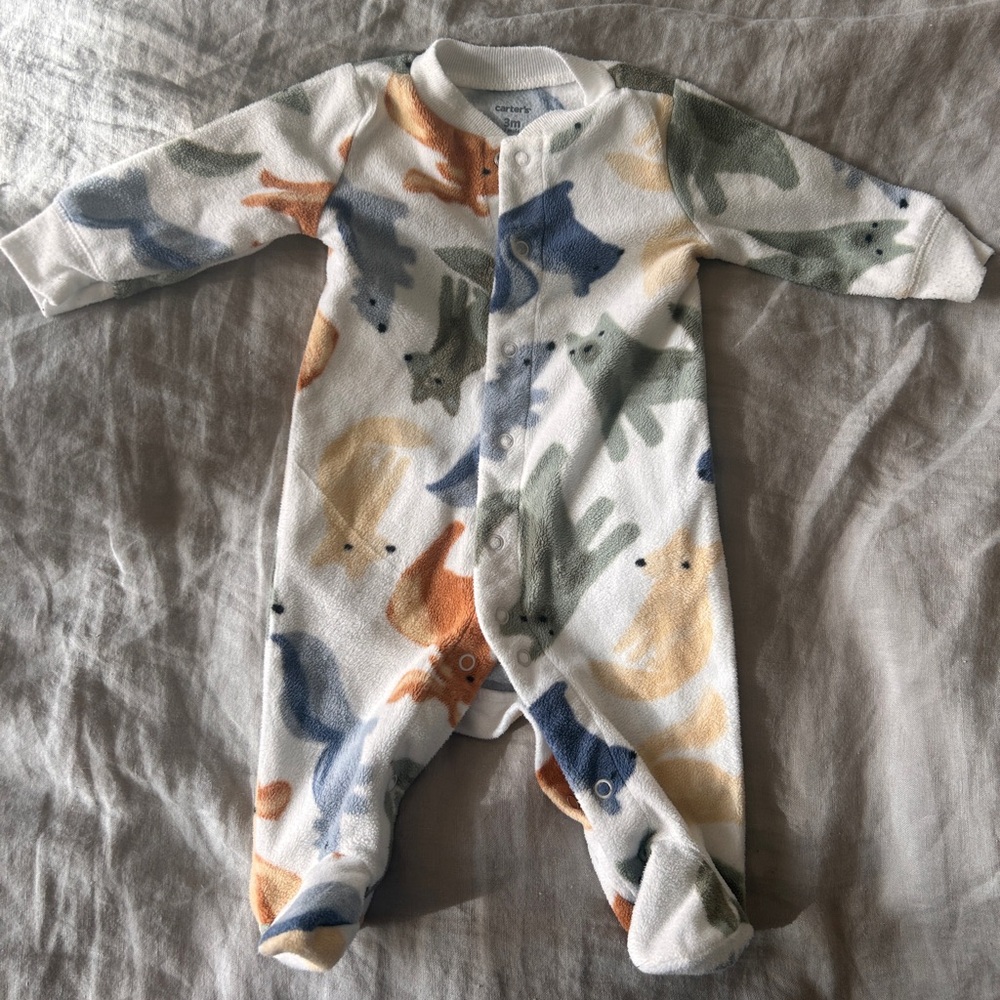 EUC Carter’s fleece onesie / footie - 3 months
